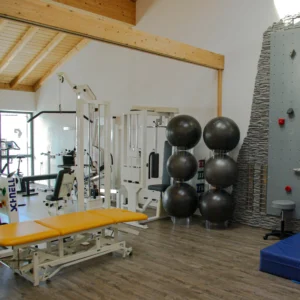 Der Gymnastik/Trainingsraum in unserer Physiotherapiepraxis Handwerk in Seeg